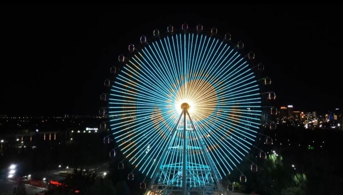 
Цифровой портрет Абая появился на колесе обозрения в Астане
