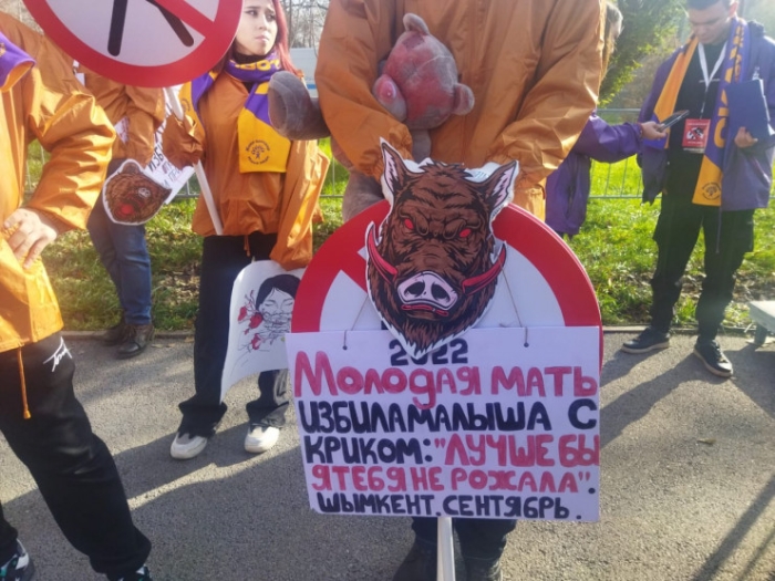 "Хватит закрывать глаза на насилие": митинг прошел в Алматы