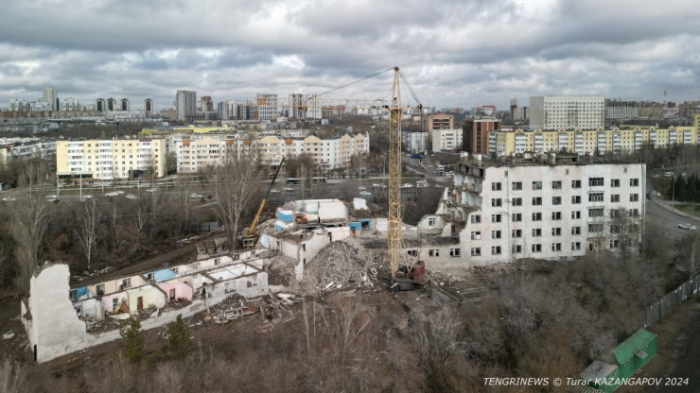 В центре Астаны сносят бывший Дом престарелых: что построят на его месте