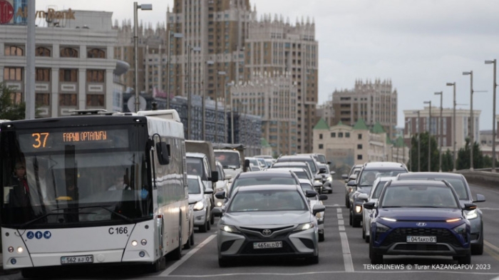"Школьники вышли на работу". Астанчане возмущаются и шутят над пробками "Школьники вышли на работу". Астанчане возмущаются и шутят над пробками