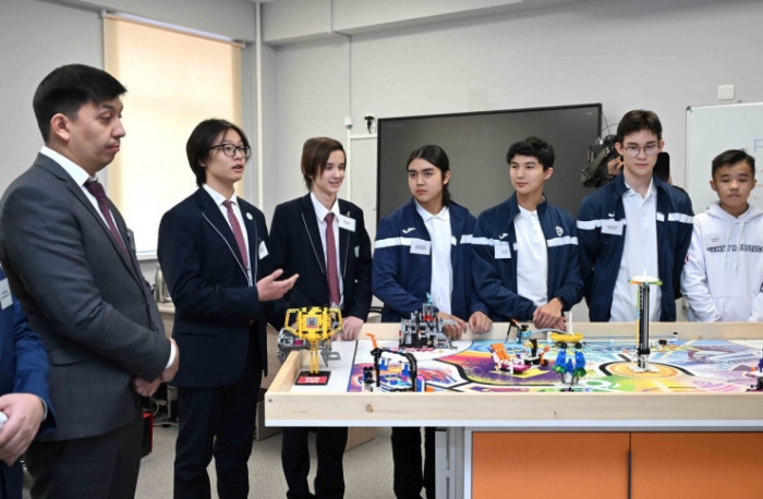 Токаев посетил школу, построенную на конфискованные деньги коррупционеров