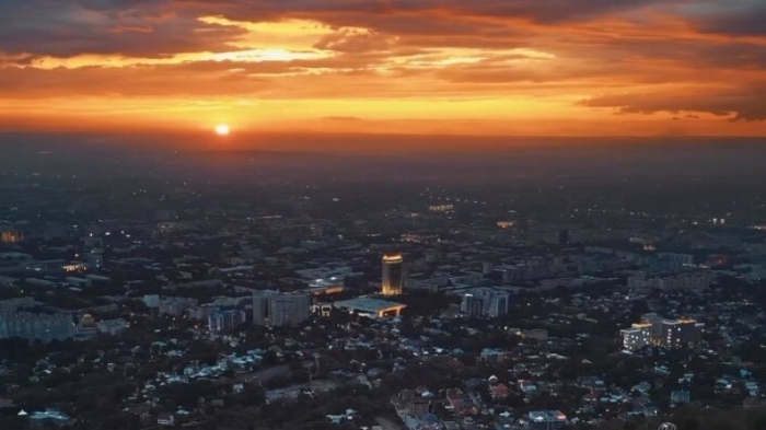 Люди в масках устроили перестрелку в центре Алматы Люди в масках устроили перестрелку в центре Алматы
