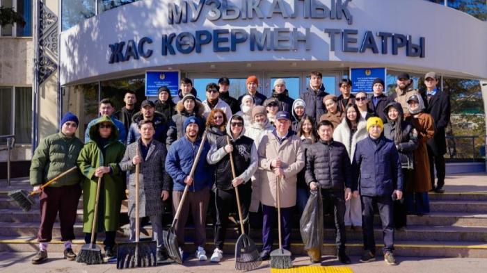 
                                                                                                                                                                                                                                                                                                                                                                                                                                                                День очищения: более 600 деятелей культуры вышли на уборку в Астане
                                                    