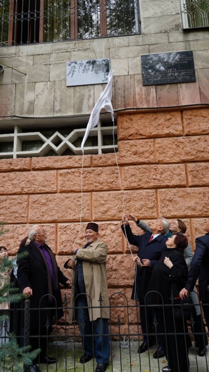 Алматыда Әбдіжәміл Нұрпейісовтің тұрған үйіне ескерткіш тақта ілінді
Алматыда Әбдіжәміл Нұрпейісовтің тұрған үйіне ескерткіш тақта ілінді