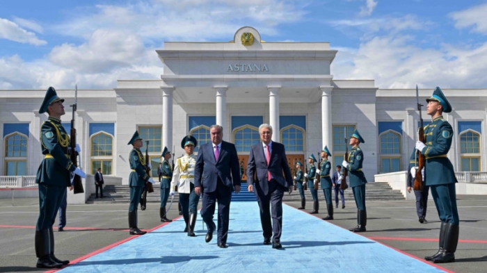 Токаев тепло попрощался с Рахмоном Токаев тепло попрощался с Рахмоном