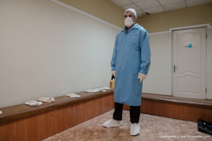 “Это мужская работа“. Кто и зачем в Казахстане делает “урановые“ таблетки