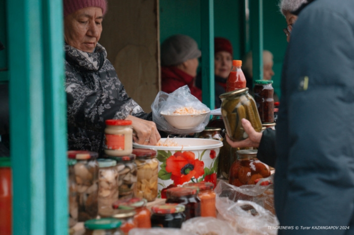 Сделано бабушкой. Кто и почему продает закрутки на улицах Астаны?