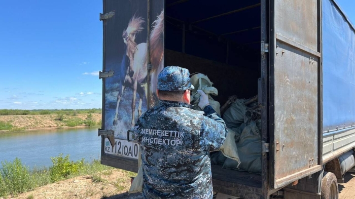 
1,3 тонны мусора вывезли с берегов Есиля в Астане за день
