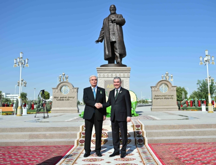 Токаев и Бердымухамедов открыли новый памятник в Ашхабаде Токаев и Бердымухамедов открыли новый памятник в Ашхабаде
