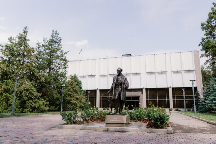 "Внимание, опасная зона!" Что происходит с театрами Алматы