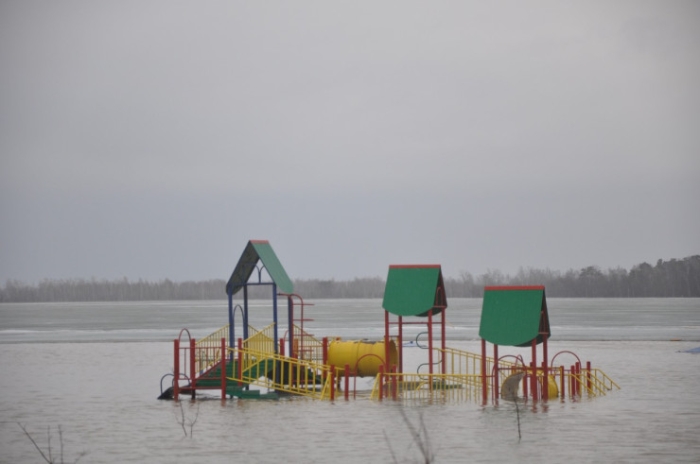 Набережную озера Пестрого затопило в Петропавловске, вода идет к домам и дачам