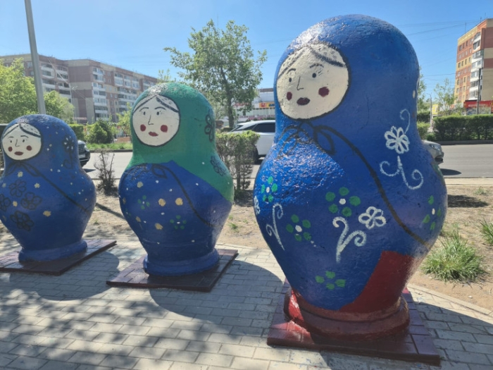 "Аллея из фильмов ужасов". Павлодарцы возмутились матрешками в центре города