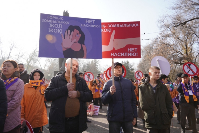 "Хватит закрывать глаза на насилие": митинг прошел в Алматы
