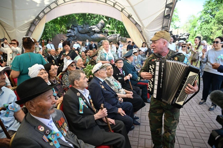 
Алматинцы возложили цветы к Вечному огню
