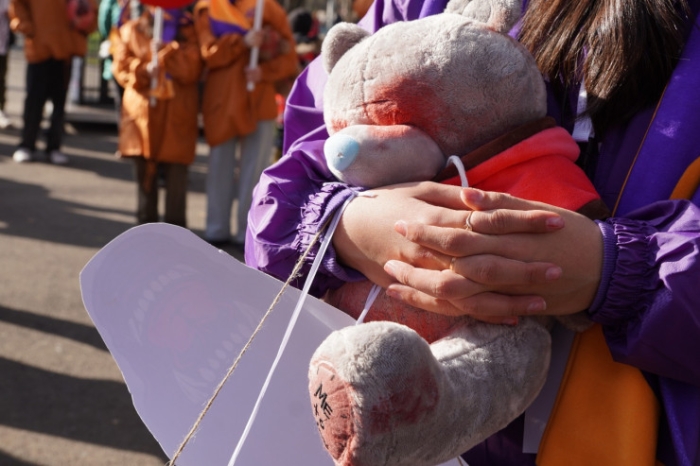 "Хватит закрывать глаза на насилие": митинг прошел в Алматы