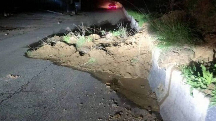 Грязевая масса сошла на дорогу в Алматы
Грязевая масса сошла на дорогу в Алматы