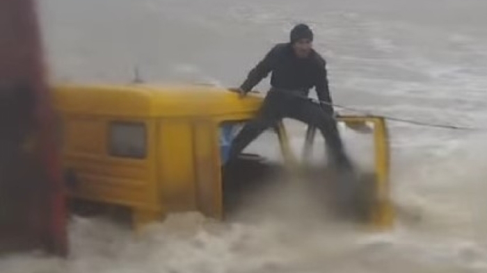 КамАЗ и три грузовика смыло на трассе в Карагандинской области КамАЗ и три грузовика смыло на трассе в Карагандинской области