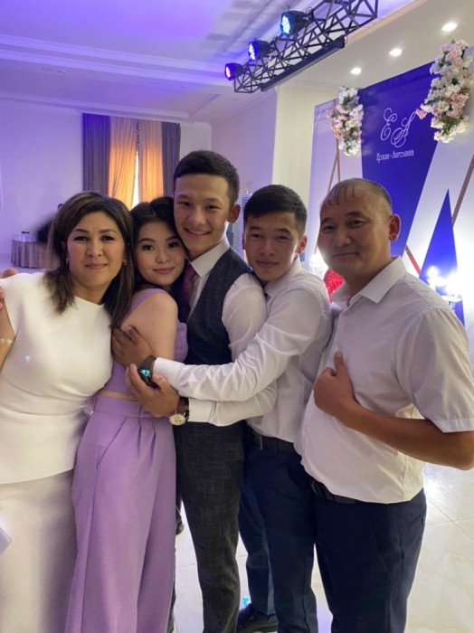 "Поступил как настоящий мужчина" - отец Ерхана Аханова о героическом поступке сына в Санкт-Петербурге