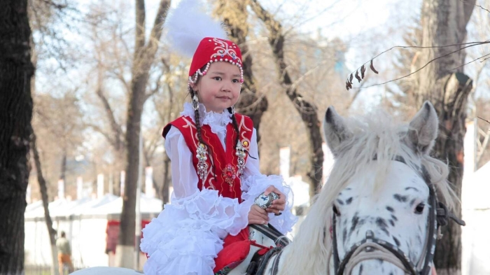 "Если это добровольно". Миниcтр просвещения высказался о сборах на покупку национальной одежды в школах Казахстана
                                                     
                                                                                                                                                                                                                                                                                                                                                                                                                                                                                                                                                    "Если это добровольно". Миниcтр просвещения высказался о сборах на покупку национальной одежды в школах Казахстана