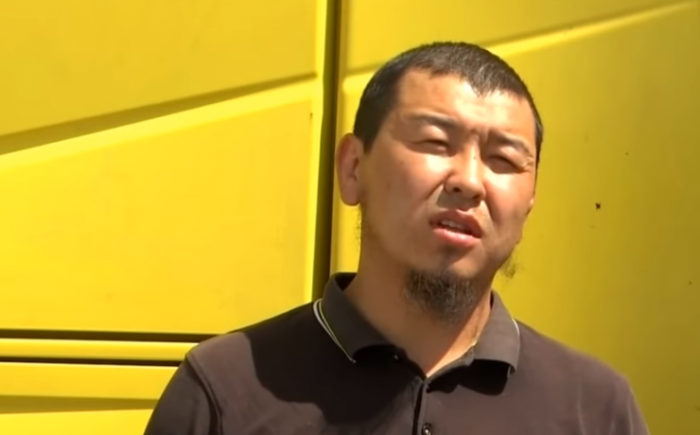 "Два-три авто в сутки пропускают". Пробка на границе со стороны Кыргызстана растянулась на километры