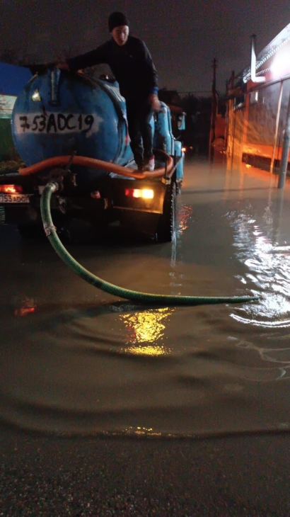 38 частных домов и четыре улицы подтопило в Алматы во время проливного дождя
38 частных домов и четыре улицы подтопило в Алматы во время проливного дождя