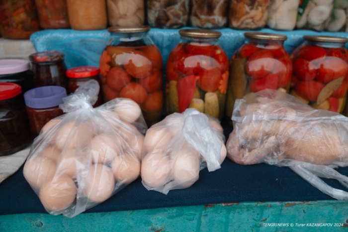 Сделано бабушкой. Кто и почему продает закрутки на улицах Астаны?