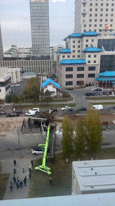 ЧП на стройке LRT: сваебой раздавил машину в Астане ЧП на стройке LRT: сваебой раздавил машину в Астане