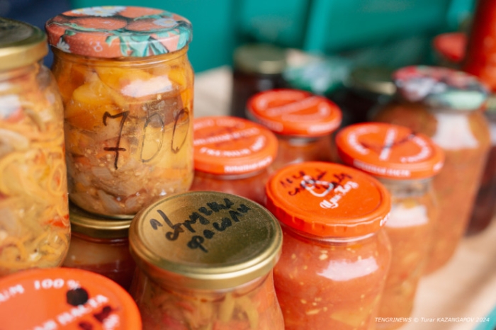 Сделано бабушкой. Кто и почему продает закрутки на улицах Астаны?