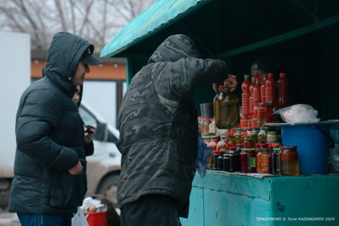 Сделано бабушкой. Кто и почему продает закрутки на улицах Астаны?