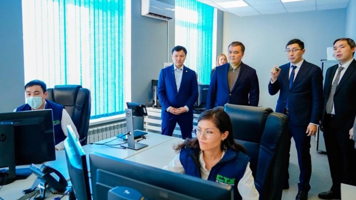 Коммунальный транспорт в Астане будут отслеживать так же, как и общественный: Женису Касымбеку показали пилотный проект
Коммунальный транспорт в Астане будут отслеживать так же, как и общественный: Женису Касымбеку показали пилотный проект