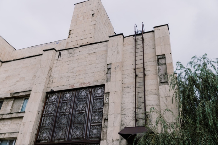 "Внимание, опасная зона!" Что происходит с театрами Алматы