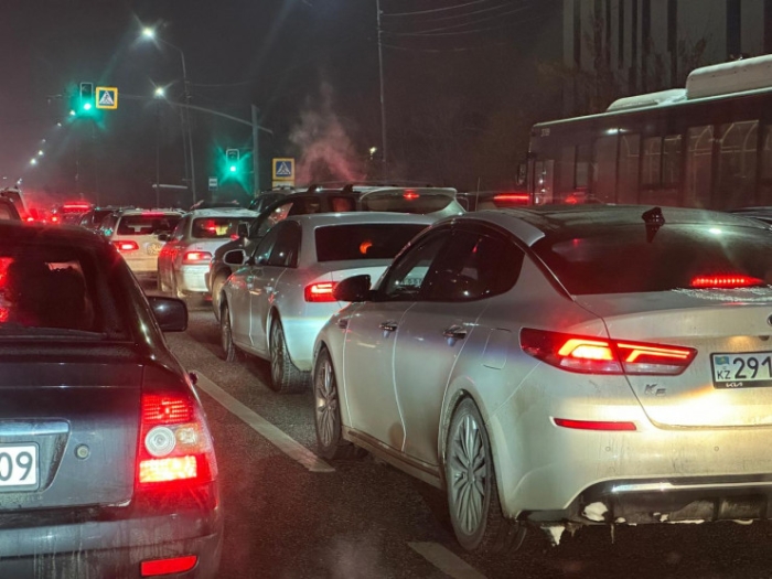 Бессонная ночь. Как алматинцы отреагировали на землетрясение Бессонная ночь. Как алматинцы отреагировали на землетрясение