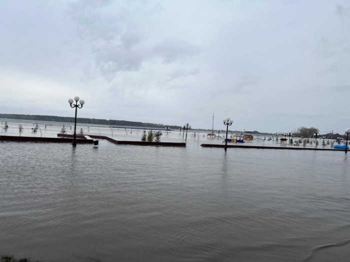 Набережную озера Пестрого затопило в Петропавловске, вода идет к домам и дачам