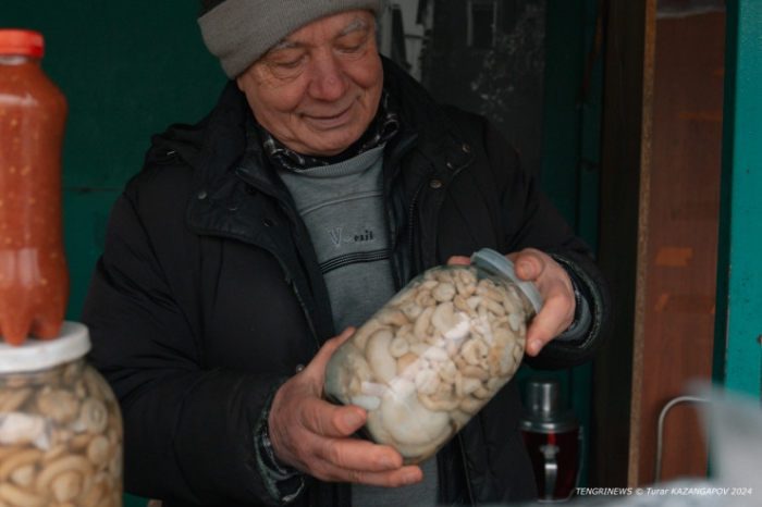 Сделано бабушкой. Кто и почему продает закрутки на улицах Астаны?