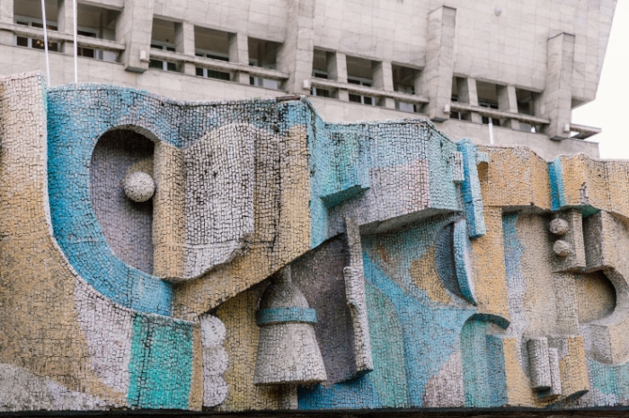 "Внимание, опасная зона!" Что происходит с театрами Алматы