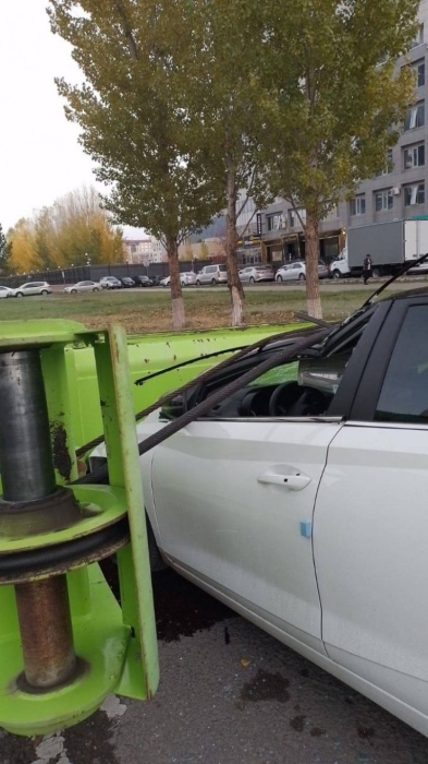 ЧП на стройке LRT: сваебой раздавил машину в Астане ЧП на стройке LRT: сваебой раздавил машину в Астане