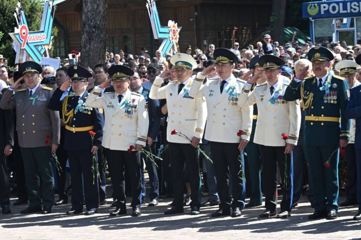 
Алматинцы возложили цветы к Вечному огню
