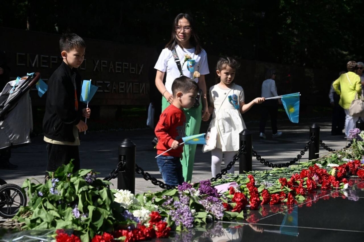
Алматинцы возложили цветы к Вечному огню
