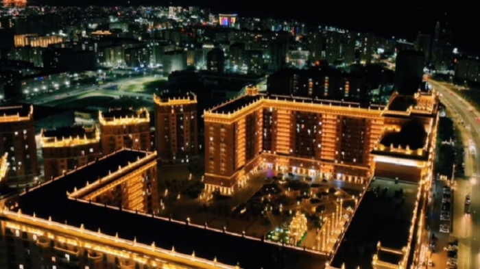 "Пир во время чумы": блогер возмутился ночной подсветкой ЖК в Актау "Пир во время чумы": блогер возмутился ночной подсветкой ЖК в Актау