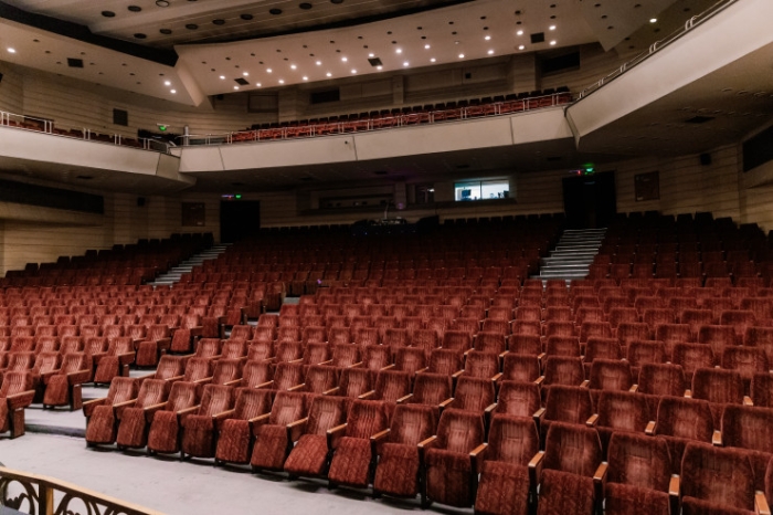 "Внимание, опасная зона!" Что происходит с театрами Алматы