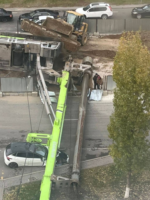 ЧП на стройке LRT: сваебой раздавил машину в Астане ЧП на стройке LRT: сваебой раздавил машину в Астане