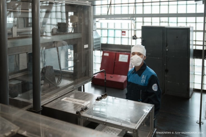 “Это мужская работа“. Кто и зачем в Казахстане делает “урановые“ таблетки