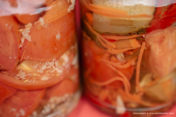 Сделано бабушкой. Кто и почему продает закрутки на улицах Астаны?