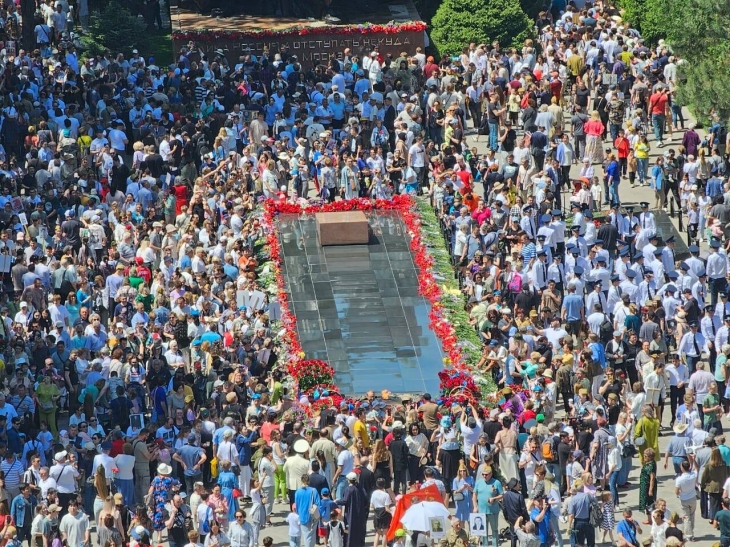 
Алматинцы возложили цветы к Вечному огню
