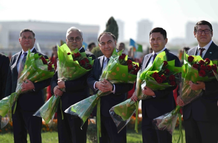 Токаев и Бердымухамедов открыли новый памятник в Ашхабаде Токаев и Бердымухамедов открыли новый памятник в Ашхабаде