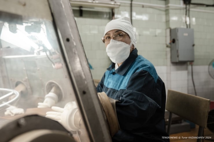 “Это мужская работа“. Кто и зачем в Казахстане делает “урановые“ таблетки
