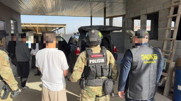 
                                                                                                                                                                                                                                                                                                                                                                                                                                                                                                                                                    В Алматы изъяли запрещённую религиозную литературу и задержали организатора собраний
                                                    