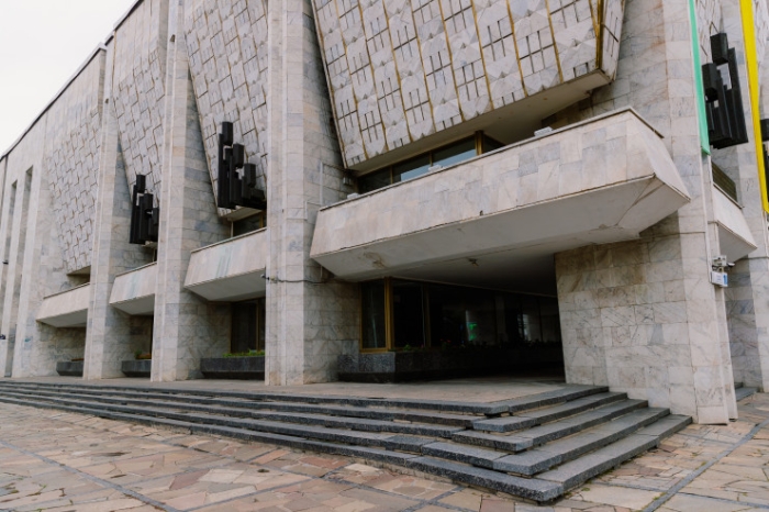 "Внимание, опасная зона!" Что происходит с театрами Алматы