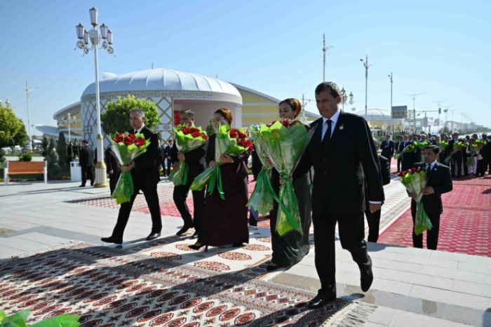 Токаев и Бердымухамедов открыли новый памятник в Ашхабаде Токаев и Бердымухамедов открыли новый памятник в Ашхабаде