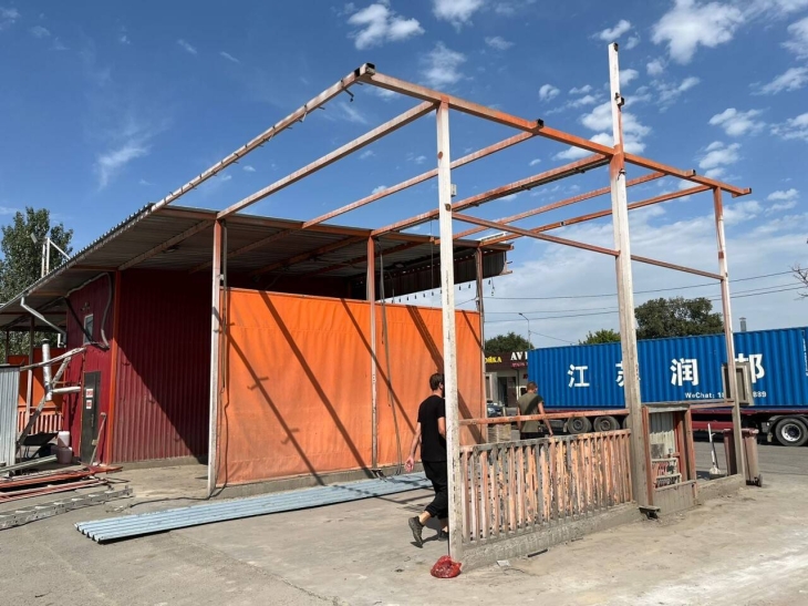 Незаконно построенную автомойку сносят в Алматы
Незаконно построенную автомойку сносят в Алматы